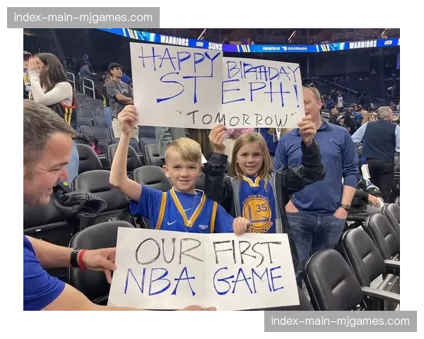 场边花絮:看台上小球迷举牌庆祝生日,得到本队球员抛送的球衣