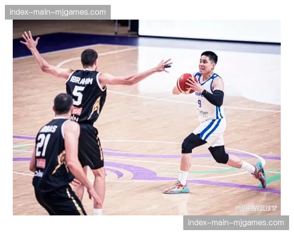 陈盈骏终场前抢断并完成压哨上篮,广州主场陷入疯狂庆祝 陈盈骏终场前抢断并完成压哨上篮,广州主场陷入疯狂庆祝