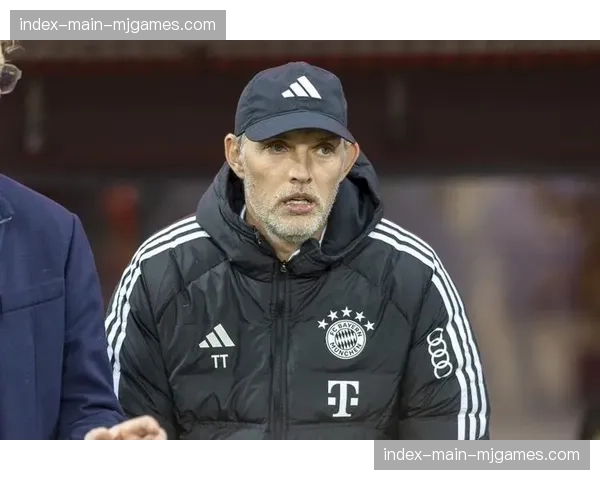 特写:失利后,图赫尔独自在场边驻足良久 特写:失利后,图赫尔独自在场边驻足良久